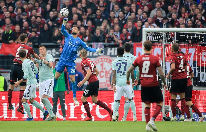 海底捞月！贝恩持球突破 拉杆躲闪防守高难度命中（贝恩强突空中拉杆躲防 高难度上篮命中）