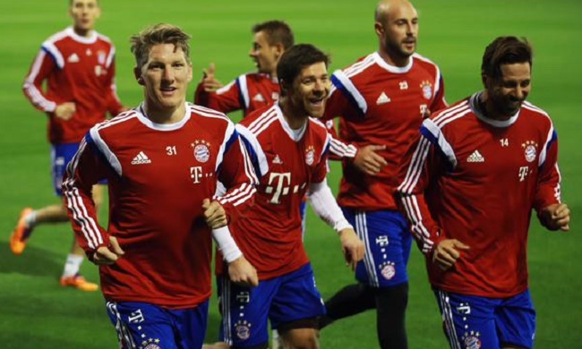 “罗马队友基情互动”，德罗西赛后新闻发布会被哲科亲吻