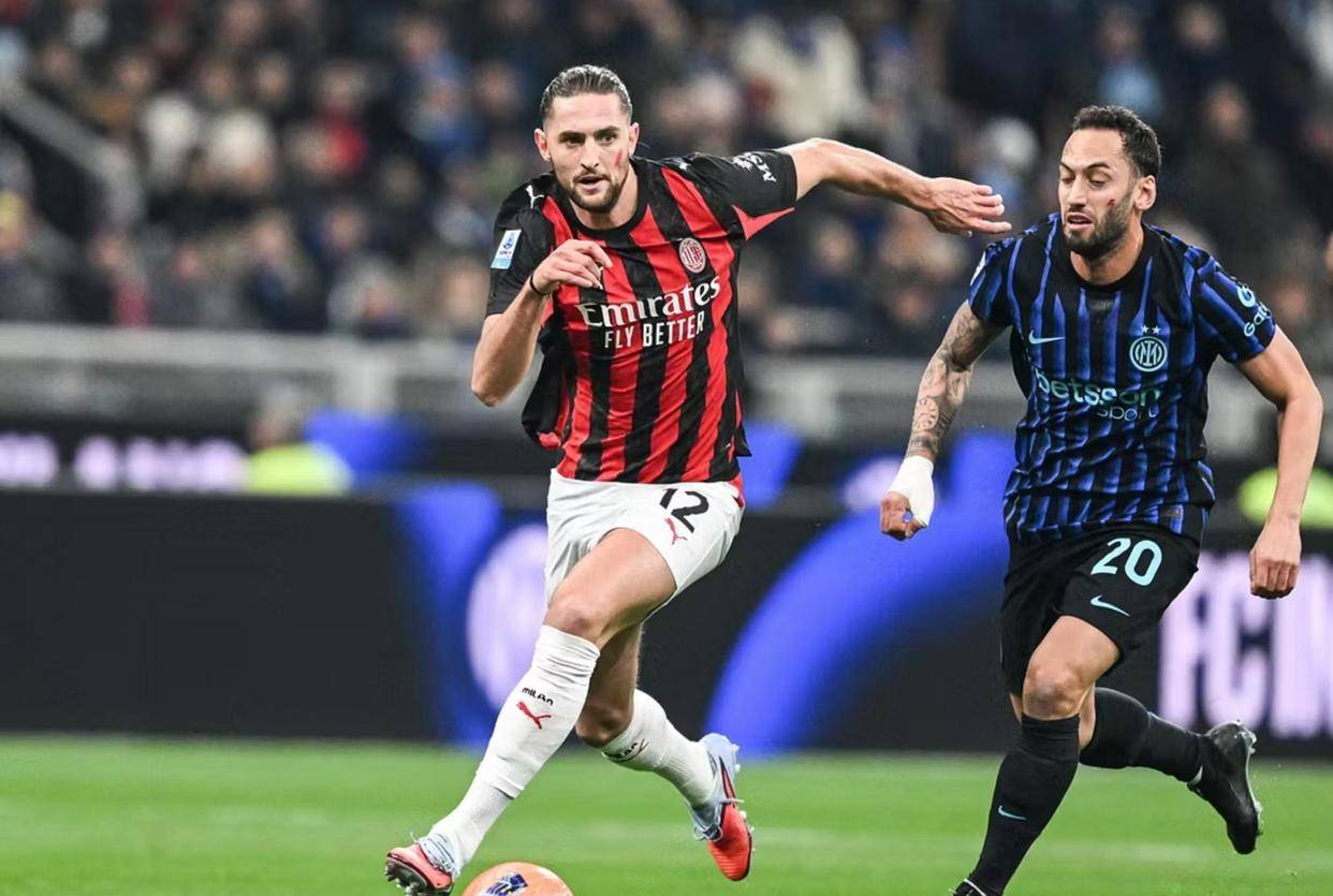 伊涅斯塔造访巴萨基地，与佩德里、费尔明、亚马尔合影