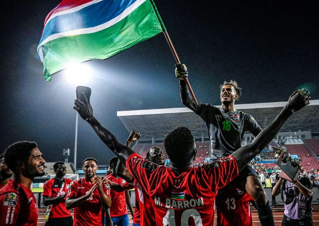 戏剧性拉满，内马尔自八月初后首次破门随后又送出一粒点球