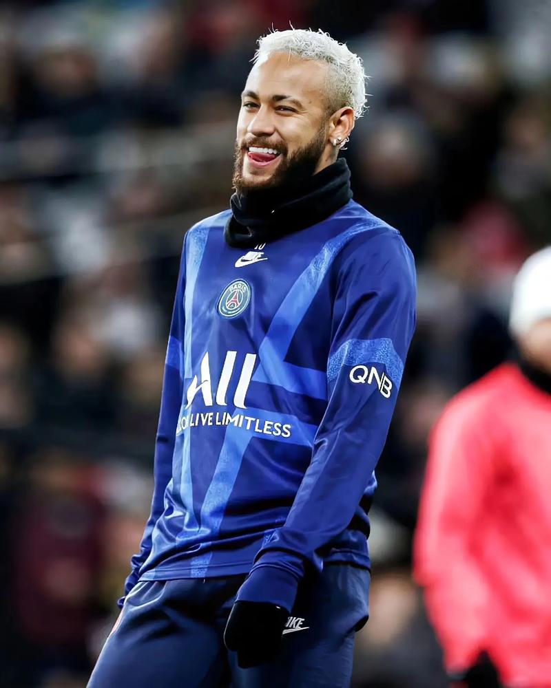 手不软！弗拉格持球强攻 对抗防守高抛打中追到1分（硬气出手！弗拉格强突顶防高抛命中，分差缩至1分）